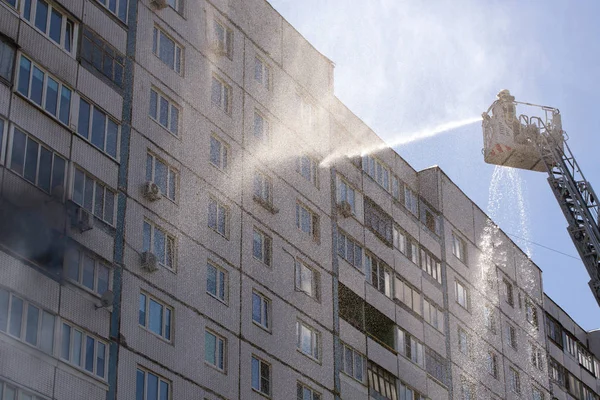 Bombeiro Extingue Incêndio Prédio Apartamentos — Fotografia de Stock