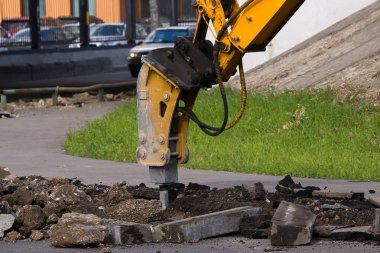 jackhammer Ekskavatör curbs yol boyunca tatili