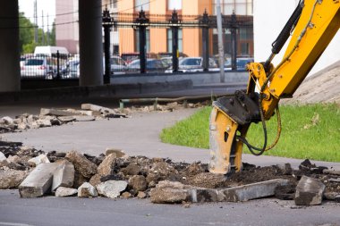 jackhammer Ekskavatör curbs yol boyunca tatili