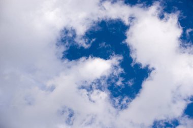 Mavi gökyüzü karşı bulut