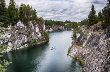Karelya, Turkuaz su ile mermer ocağı