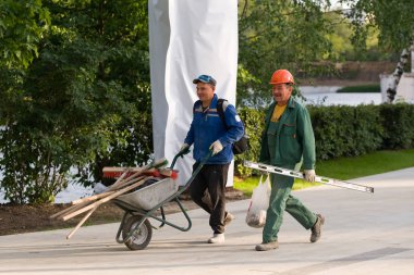 Günün sonunda gülümseyen işçi envanter gitmek