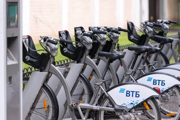Bisiklet Moskova Bisiklet kiralama imkanı ile özel otopark bir bisiklet kiralamak standı.