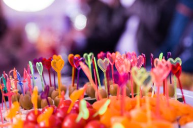 Tatil meze kanepe üzerinde renkli bir arka plan bulanık yürekleri