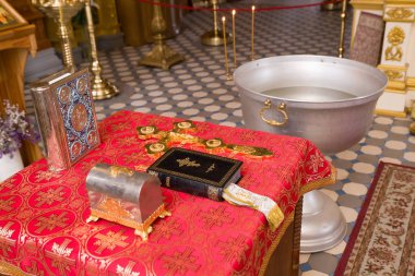 Kilise öznitelikleri işleminin vaftiz Tapınak, İncil kitap, haç ve göğüs