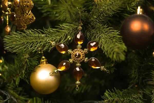 Árvore Natal Decorada Com Brinquedos Marrom Com Luzes Embaçadas Fundo — Fotografia de Stock