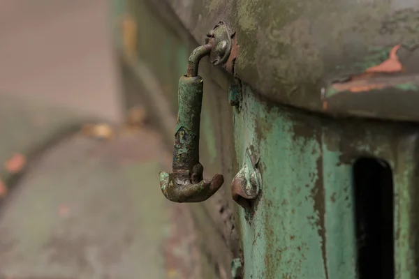 旧的苏联汽车 罩盖金属锁 — 图库照片