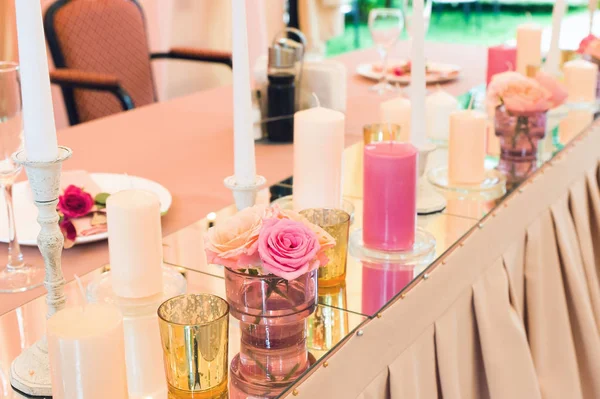 Decoración Decorativa Una Mesa Boda Festiva Con Ayuda Espejos Velas — Foto de Stock