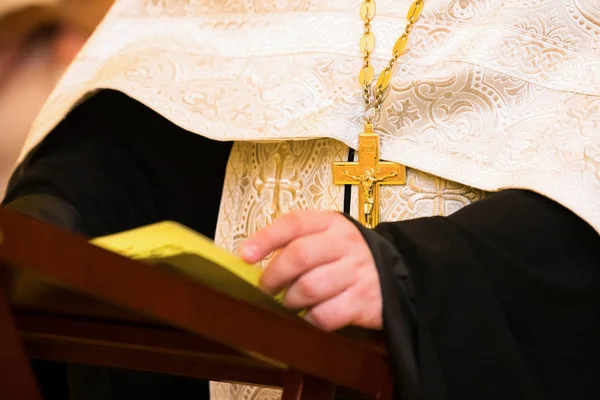 Rahip bir dua diyor. Çapraz vurgu.