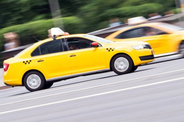 yolda trafik bulanıklık etkisi büyük bir hızla sarı taksi sürmek