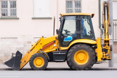 eski binasında sarı buldozer standları