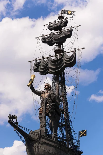 Denkmal Für Peter Vor Dem Wolkenverhangenen Blauen Himmel Moskau — Stockfoto