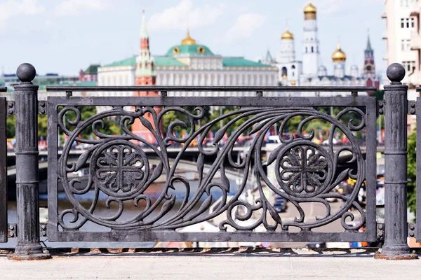 Schwarzer Gusseiserner Zaun Der Brücke Über Den Fluss Moskau Stadtzentrum — Stockfoto