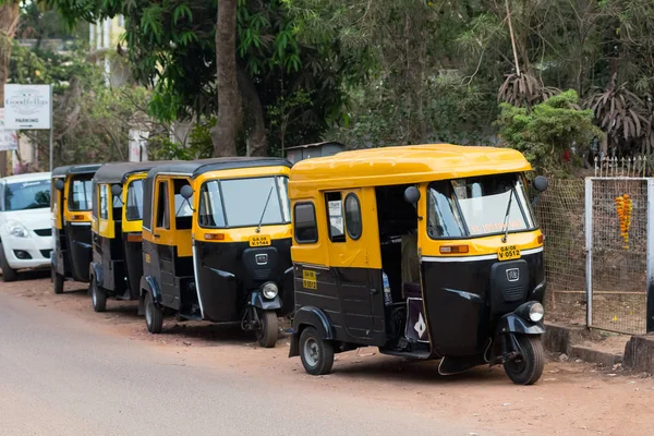Goa/Hindistan 03 2018 10: bir motosiklet taksi çekçek tuk-Tuk Benaulim köy içinde el otopark;