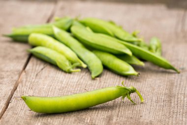 ahşap arka plan üzerinde bahçesinden taze yeşil bezelye