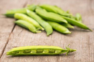 ahşap arka plan üzerinde bahçesinden taze yeşil bezelye