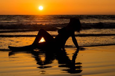 Günbatımında sahilde poz güzel genç kız