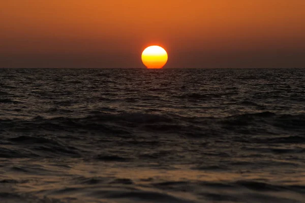 Великий Червоний Захід Сонця Мине Морі — стокове фото