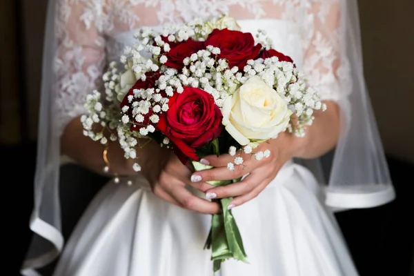 Όμορφο Κόκκινο Και Λευκό Μπουκέτο Λουλούδια Στα Χέρια Της Νύφης — Φωτογραφία Αρχείου
