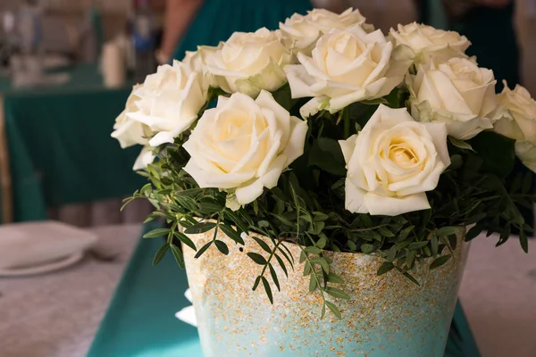 Cesta Decorativa Com Rosas Brancas Sol — Fotografia de Stock