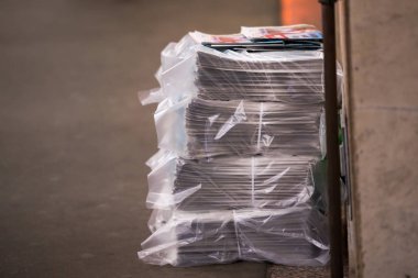 taze basın dört demetleri beton yere yat