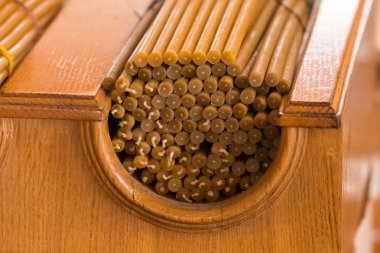 Kilise mumları üstünde belgili tanımlık sayaç tapınağın deposunun