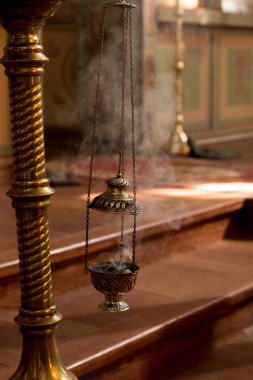 Yanan kömür, tütsü olarak duman yumrular, Kilise eşyaları ile kilise buhurdan