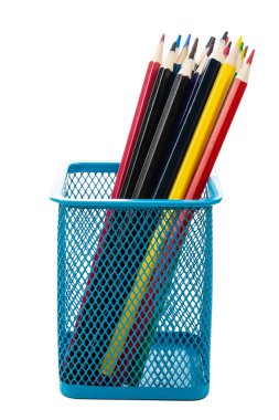 Renkli ahşap kalemler tam olarak beyaz zemin üzerinde mavi bir metal cam stand