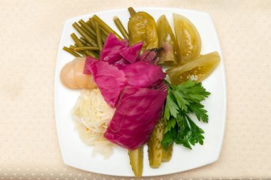 Plaka Tuzlanmış lahana, sarımsak, salatalık, biber, domates, taze fasulye ve taze maydanoz ile votka için snack