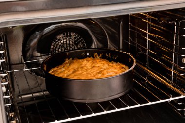 fırın ızgarada pişmiş ev yapımı elma pasta olduğunu