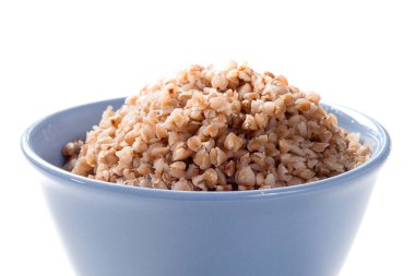 Beyaz izole zemin üzerine mavi derin tabak içinde haşlanmış buğday