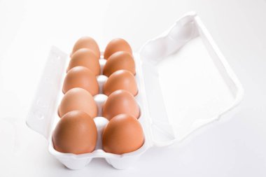 On kahverengi yumurta beyaz yan görünüm paketi