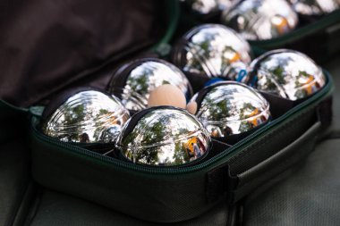 Petank yeşil bir torba içinde ayarla