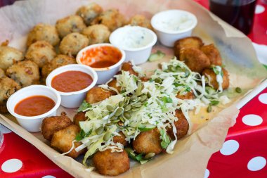 kızarmış patates, soslar ve salata kümesi ile tepsi