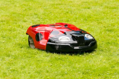 Robot çim biçme makinesi su kuyusu-damat yeşil çim üzerinde