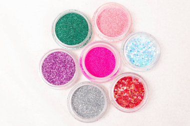 glitter ve payetler vücut dövme yakın çekim için küçük renkli kavanoz