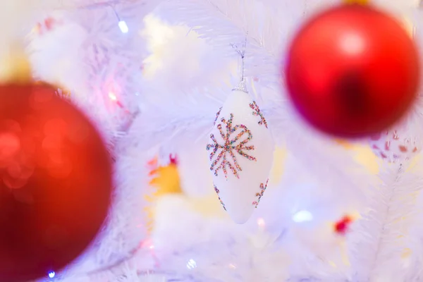 Brinquedos Natal Uma Árvore Natal Branca Close — Fotografia de Stock