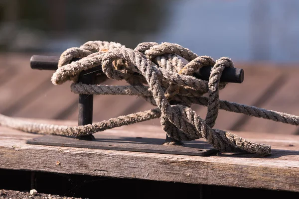 绳子在码头上的十字架上有伤口 — 图库照片
