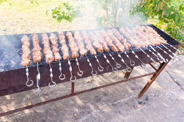 Koken Van Vlees Kolen Een Grote Grill Een Openlucht Restaurant — Stockfoto