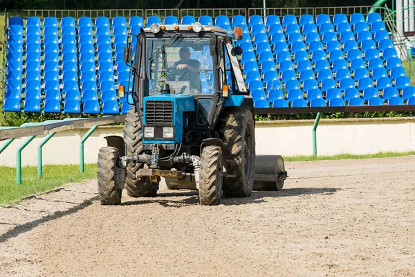 Tamparan Permukaan Tanah Arena Kuda Dengan Bantuan Traktor Dan Arena — Stok Foto