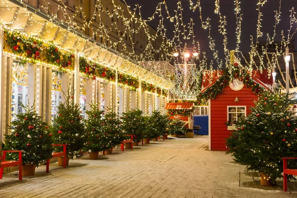 Noel ve yeni yıl dekorasyon Noel ağaçları ve çelenk ile şehir sokakların