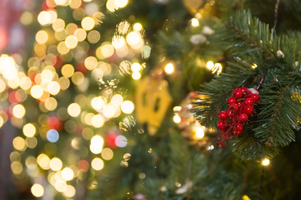 Decorações Natal Vermelhas Douradas Bolas Árvore Natal Com Guirlandas Amarelas — Fotografia de Stock