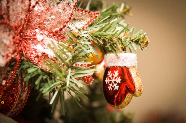 Brinquedo Vidro Natal Forma Mitenes Vermelhas Com Floco Neve Árvore — Fotografia de Stock