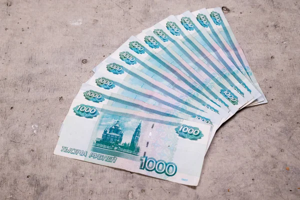 Banknotów Rosyjskich Rubli Nominałach 1000 Rubli Szarym Betonie Fan — Zdjęcie stockowe