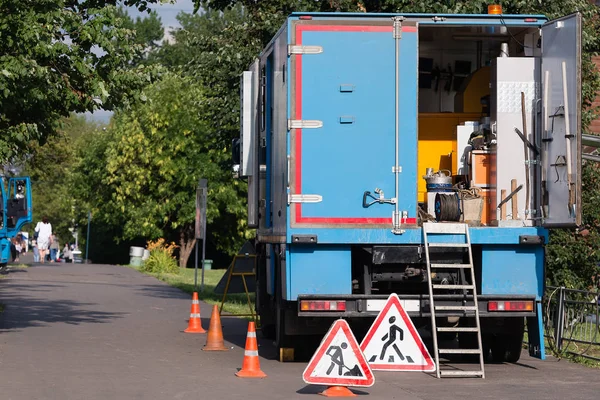 Truck Emergency Service Blue Color Stands Sidewalk Exposed Road Signs — Stock Photo, Image