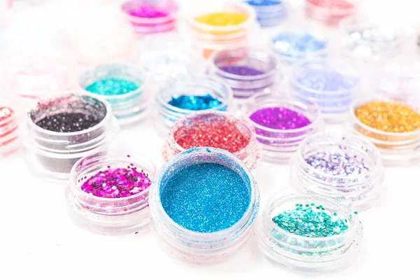 glitter ve payetler vücut dövme yakın çekim için küçük renkli kavanoz