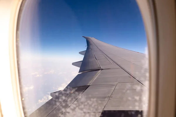 Aviones de pasajeros voladores sobre un fondo de cielo azul y nubes — Foto de Stock