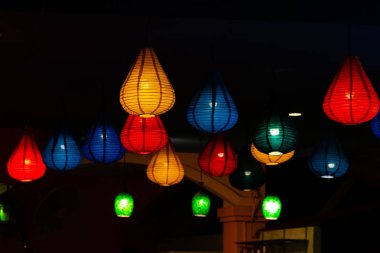 Kağıt tavan ışıkları farklı parlak renkler