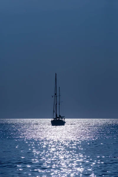 Силует яхта в морі у світлі місяць вночі — стокове фото
