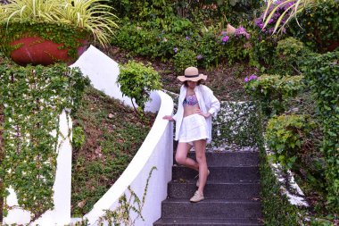 süper model veranda Spa otel içinde taş merdiven adımlar üzerinde oturur,